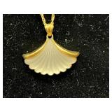 Collection of Avon Vintage Clip-on Earrings and Rings SZ 6 (approx)