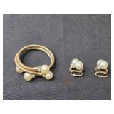 VTG Expandable Faux Pearl & Gold Tone Bracelet w Matching Earrings