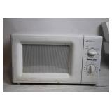 Magic Chef 0.7 cu. ft. 700 Watts Microwave Oven Model MCD770RW