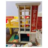 Very Nice Large Estate Lot of Fisher Price Little People Playsets Figures & Accessories