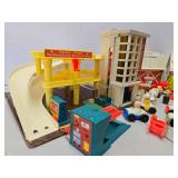 Very Nice Large Estate Lot of Fisher Price Little People Playsets Figures & Accessories