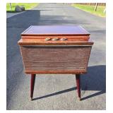 Mid Century MAGNAVOX Turntable Stereo Console Cabinet