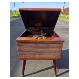 Mid Century MAGNAVOX Turntable Stereo Console Cabinet