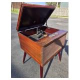 Mid Century MAGNAVOX Turntable Stereo Console Cabinet