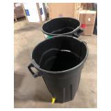 Lot of HDX 32 Gal. Black Outdoor Vented Trash Can with Domed Lid Customer Returns See Pictures