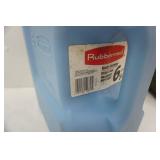 6 gallon Rubbermaid water container