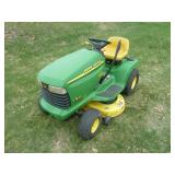 John Deere LT133 Lawn Tractor