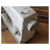 Singer Tiny Taylor sewing machine (...