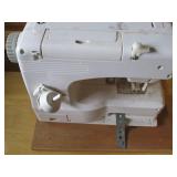 Singer Tiny Taylor sewing machine (...