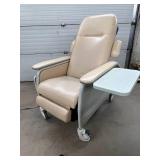 MSRP $2000 Lumex 577RG-KIT Clinical Care 4-Position Mobile Treatment Recliner – Offers Adjustable Backrest, Pop-Up Side Tables & Ultra-Comfortable Upholstery – Designed for Maximum Patient Comfort