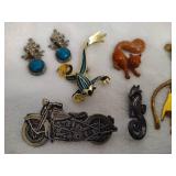 Lot of Assorted Brooches/Pins/Pendants