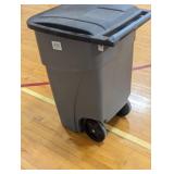 Brute Rubbermaid Gray 50 Gal Rollout Container w/Lid