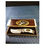 Hunting knife with bears engraved in handle and Etching on the blade