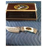 Hunting knife with bears engraved in handle and Etching on the blade