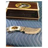 Hunting knife with bears engraved in handle and Etching on the blade