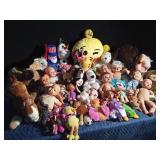Lg tote of stuffed animals and dolls