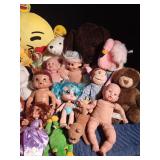 Lg tote of stuffed animals and dolls