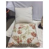 Decorative Ceramic Lamp with Floral Cushions and Crocheted Blanket Set