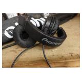 Pioneer DJ Headphones with Ohuhu Portable Stand