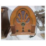 OLD RADIOS/HOME DECOR