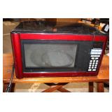 Hamilton Beach 900W Red Countertop Microwave Oven