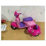 6V Disney Minnie Mouse Happy Helpers Scooter with Sidecar Ride-On Toy by Kid Trax, 1 mph
