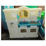 LITTLE TIKES COUNTRY KITCHEN