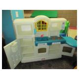 LITTLE TIKES COUNTRY KITCHEN