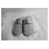 Pair of Gray Soma XLarge 9-10 Slippers with Faux Fur Trim