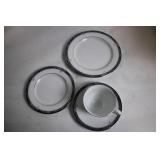 Set of 4 Porcelain Dinnerware with Platinum Trim