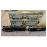 Bachmann N Scale AT & Santa Fe Locomotive and KATO AC & F 70t Closed Side Covered Hopper set (2)