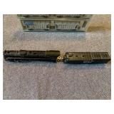 Bachmann N Scale AT & Santa Fe Locomotive and KATO AC & F 70t Closed Side Covered Hopper set (2)