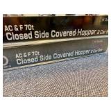 Bachmann N Scale AT & Santa Fe Locomotive and KATO AC & F 70t Closed Side Covered Hopper set (2)