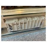 Bachmann N Scale AT & Santa Fe Locomotive and KATO AC & F 70t Closed Side Covered Hopper set (2)