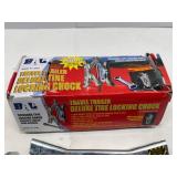 DELUXE TIRE RV LOCKING CHUCK