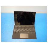 Microsoft Surface Pro 6 // INTEL CORE I7-8650U 1.9 Ghz // 16GB LPDDR3 RAM // 512GB HD // NO OS // Includes Keyboard, No Cables // White spot on screen