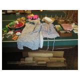 Vintage aprons, table coverings, wa...