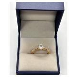Elegant Gold Engagement Ring with Sparkling Stone