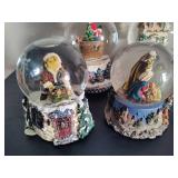 Lot of Holiday/Winter Snowglobes