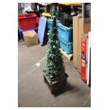 Decorative Outdoor Ivy Topiary Tree on Wooden Base