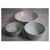 Set of 3 Ceramic Serving Bowls with Ribbed Design