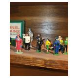 Set of 16 Vintage Lionel Train Figures with Original Box