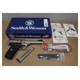 NEW Smith & Wesson SW22 Victory Series .22 LR Semi-Auto Pistol - 2 Magazines