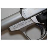 NEW Smith & Wesson SW22 Victory Series .22 LR Semi-Auto Pistol - 2 Magazines