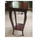 Mahogany Finish End Table with Curved Legs
