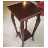 Mahogany Finish End Table with Curved Legs