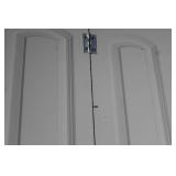 Wooden Bi-Fold Closet Doors with Hinges