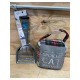 Deluxe Kitty Litter Scooper and "A spoiled cat lives here" Decoration