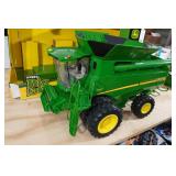 Ertl John Deere Big Farm S670 Combine Tractor with Lights and Sound