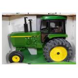 Ertl John Deere 4255 Row Crop Tractor 1:16 Scale Replica